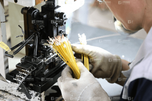 Engaste semiautomático de terminales